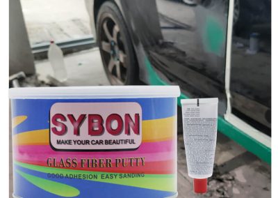 Applying-SY016-fiber-glass-putty-to-repair-large-cracks-and-holes-in-bumper