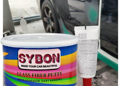 Applying-SY016-fiber-glass-putty-to-repair-large-cracks-and-holes-in-bumper